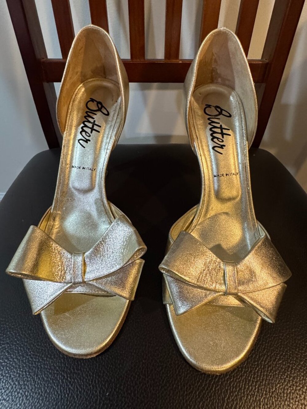 Gorgeous light gold Butter London brand heels with beautiful bows. Made in Italy